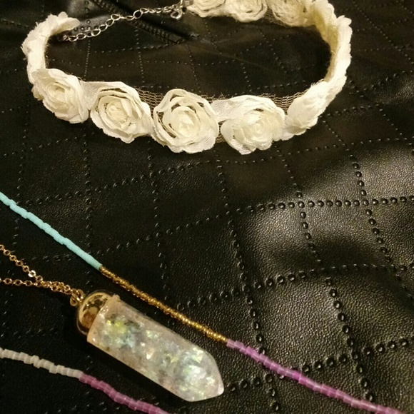 Rue 21 Necklace/White Rose Choker - Picture 3 of 6